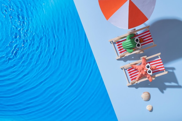 Gorące lato na krześle plażowym przy wodzie w basenie Zabawna abstrakcyjna kompozycja płaska widok z góry
