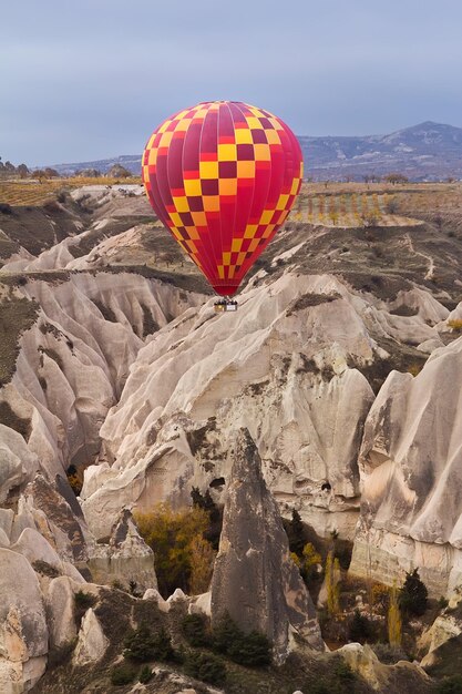 Gorące powietrze balon lata nad skała krajobrazem w Cappadocia Turcja