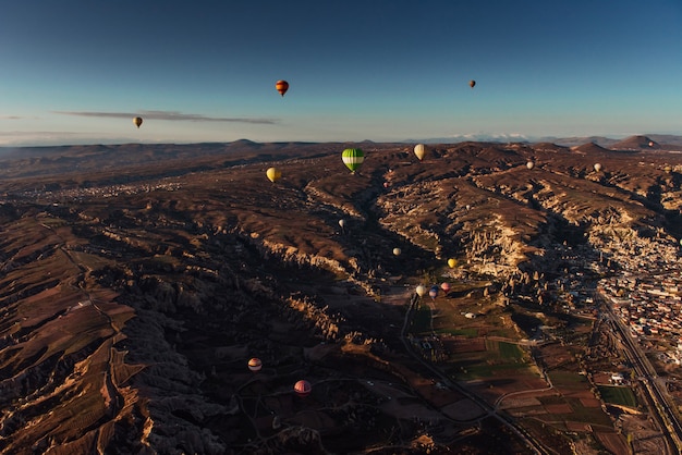 Gorące powietrze balon lata nad skała krajobrazem w Kapadocja Turcja.