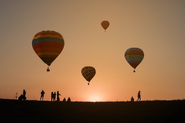 Gorące Powietrze Balon W Niebo Zmierzchu Tle