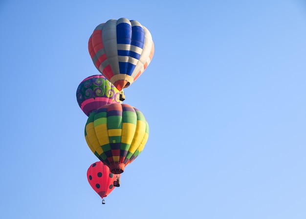 Gorące powietrze balony lata na niebieskim niebie