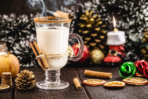 Gorący ajerkoniak typowy dla Świąt, robiony w domu na całym świecie na bazie jajek i alkoholu. zwany ajerkoniakiem