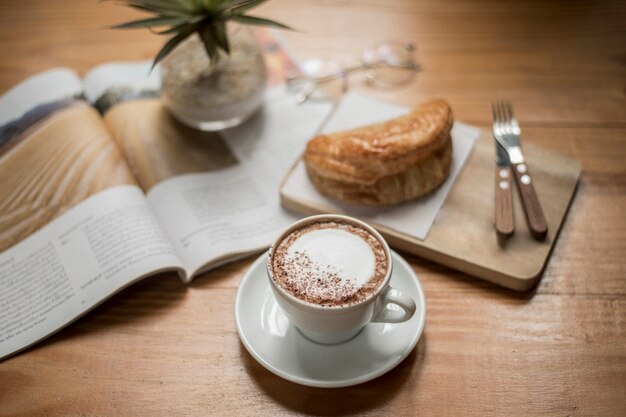 Gorący Cappuccino Na Drewno Stole