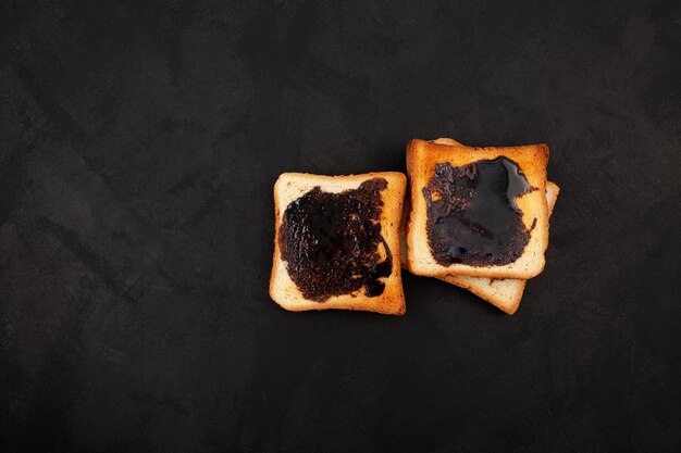 Gorący chleb tostowy na śniadanie Pieczone australijskie pikantne grzanki z kremem vegemitowym