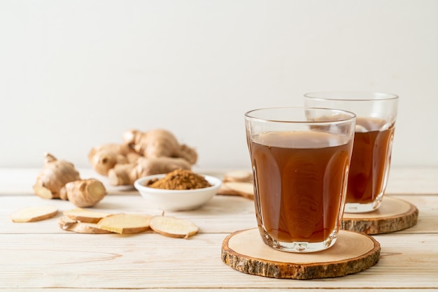 gorący i słodki sok imbirowy szklany z korzeniami imbiru - zdrowy styl napoju