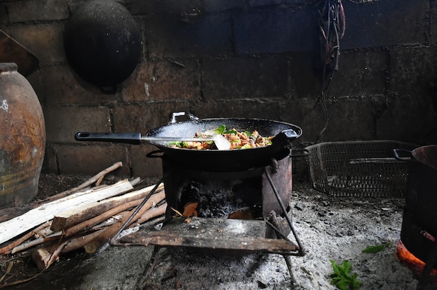 gorący jedzenie na starej niecce na starej kuchence w wsi w północnym Thailand