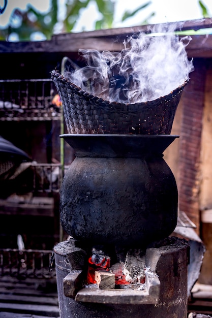 Zdjęcie gorący kleisty ryż w starym drewnianym parostatku