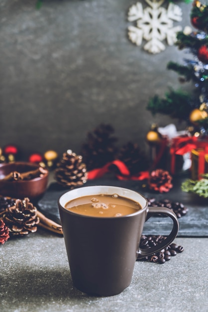 gorący kubek kawy z świątecznych dekoracji