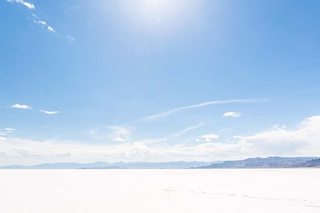 Gorący letni dzień w Bonneville Salt Flats w stanie Utah.