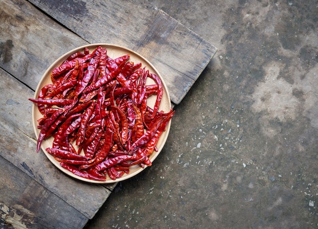 Gorący susi chili pieprze w drewnianym pucharze na drewnianej podłoga, wieśniaka styl