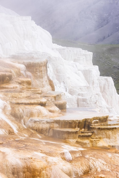 Gorący wiosenny krajobraz z kolorowymi mamutowymi gorącymi źródłami yellowstone