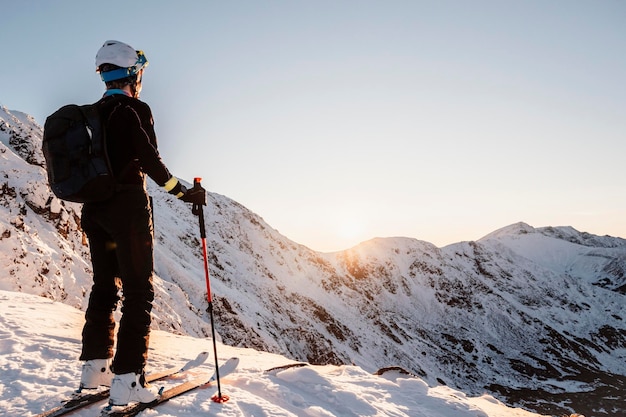 Góral backcountry na nartach spacery w górach Skialpinizm w krajobrazie alpejskim Przygoda zimowy sport ekstremalny Słoneczny dzień
