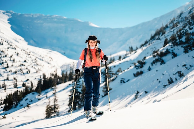 Góral backcountry ski walking skialpinista w górach Skialpinizm w alpejskim krajobrazie z ośnieżonymi drzewami Przygoda sporty zimowe