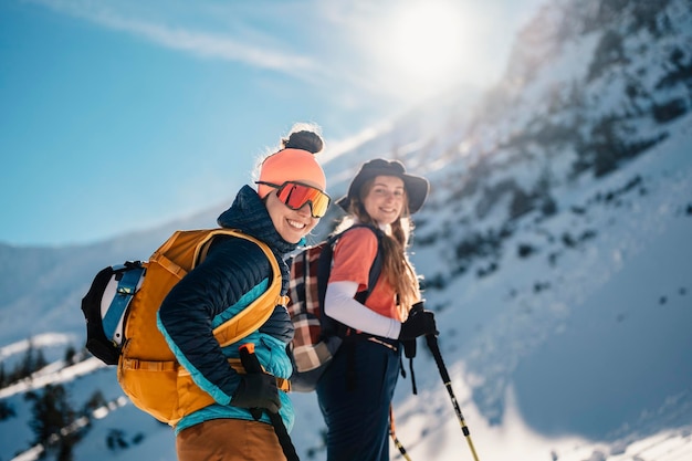 Góral backcountry ski walking skialpinista w górach Skialpinizm w alpejskim krajobrazie z ośnieżonymi drzewami Przygoda sporty zimowe