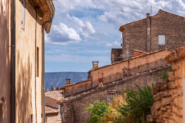 Gordes miasto w południowo-zachodniej Prowansji z kominami, dachy pokryte dachówką Vaucluse Provence Alpes Cote d'Azur