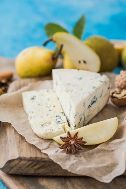 Gorgonzola picant włoski ser pleśniowy, wytwarzany z odtłuszczonego mleka krowiego w północnych Włoszech. Kawałek sera pleśniowego danablu, roquefort z gruszką i orzechami włoskimi