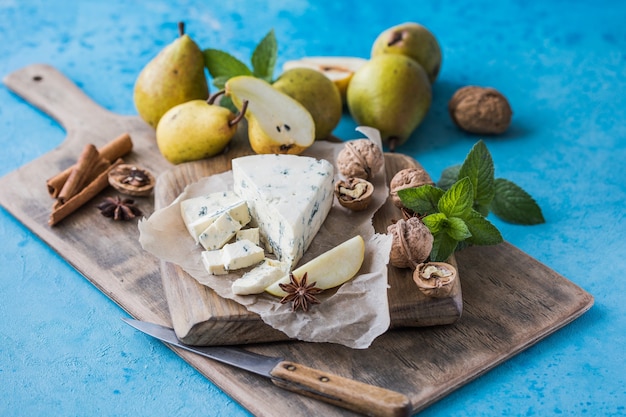 Gorgonzola picant włoski ser pleśniowy, wytwarzany z odtłuszczonego mleka krowiego w północnych Włoszech. Kawałek sera pleśniowego danablu, roquefort z gruszką i orzechami włoskimi