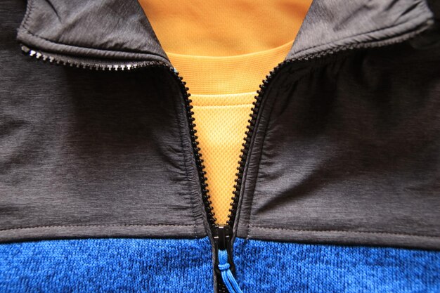 Zdjęcie górna część swetrów ma zip, kolor jest niebieski.