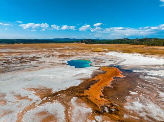 Zdjęcie górny basen gejzerów w parku narodowym yellowstone w wyoming