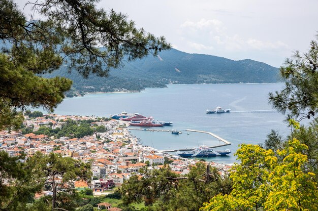 Górny panoramiczny widok stolicy Limenas i portu Thasos lub greckiej wyspy Thassos na północnym Morzu Egejskim