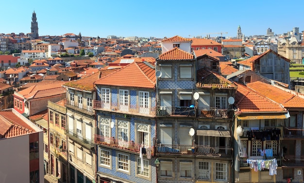 Górny Pejzaż Miasta Porto Z Wysoką Dzwonnicą Clerigos (torre Dos Clerigos), Portugalia.