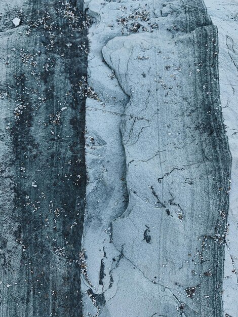 Zdjęcie górny widok abstrakcyjnego tła suchej, nierównej powierzchni skalnej w kolorze niebiesko-białym stock photo