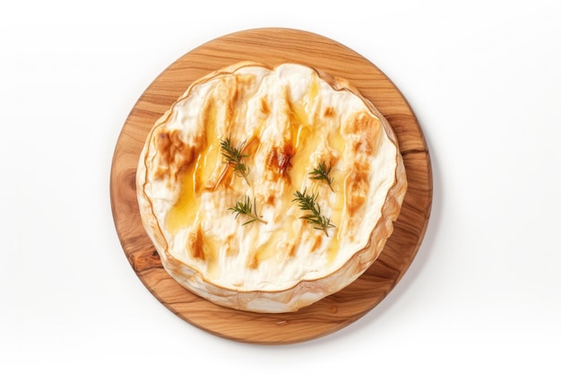 Górny widok Camembert pieczony na drewnianej desce na białym tle