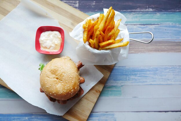 Górny widok na burger z wołowiną i frytki na stole z kopią przestrzeni