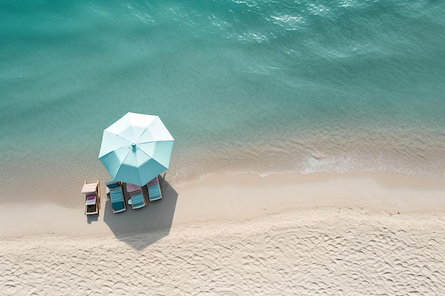 Górny widok na letnią plażę z niebieską wodą oceanu i parasolem na relaksujące wakacje