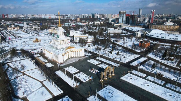 Górny widok placu z historycznym budynkiem w zimowym kreatywnym centrum radzieckiego miasta z placem