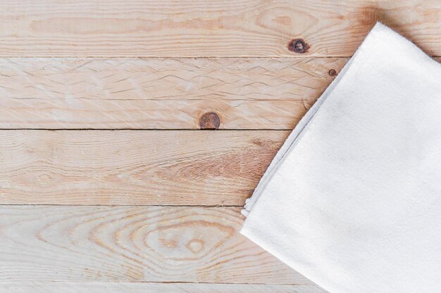 Zdjęcie górny widok pusta biała tkanina na drewnianym stole z przestrzenią do kopiowania