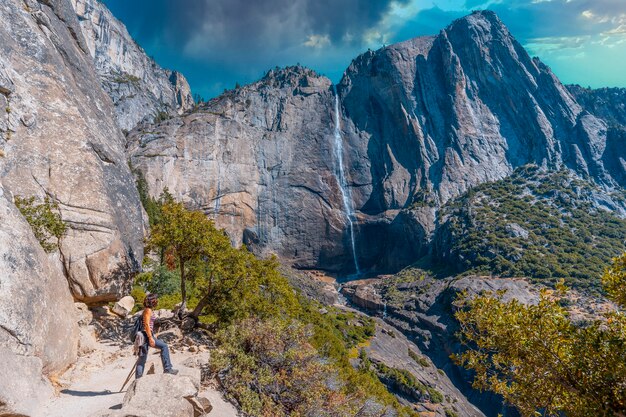 Górny wodospad Yosemite, podziwianie widoków na wodospad od dołu