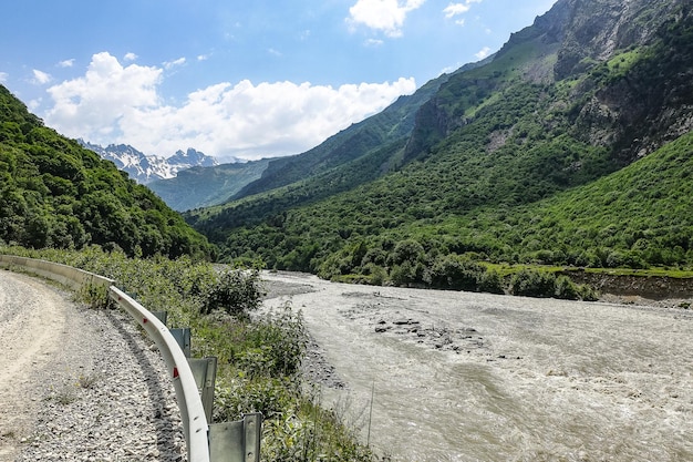 Górska dolina w wąwozie rzeki CherekBalkar w okolicach Kaukazu Usztulu