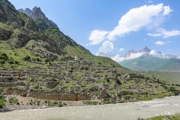 Górska dolina w wąwozie rzeki CherekBalkar w okolicach Kaukazu Usztulu