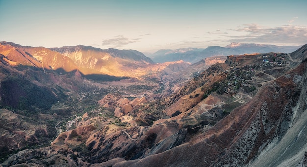 Górska Dolina Z Czerwonymi Górami. Rano Panoramiczny Widok Na Górską Dolinę Z Serpentynami. Wąwóz Matlas. Dagestan.