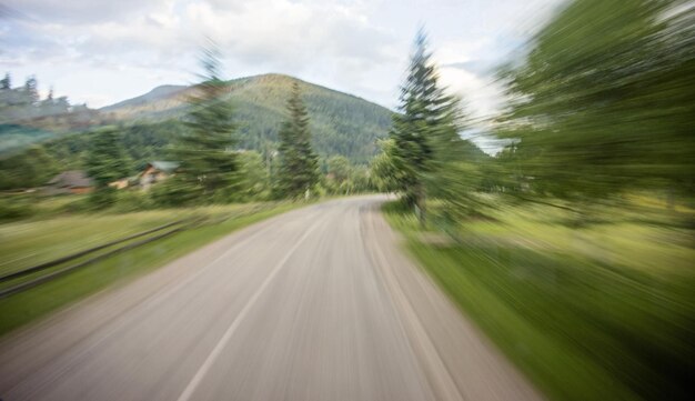 Górska droga przy dużej prędkości jazdy