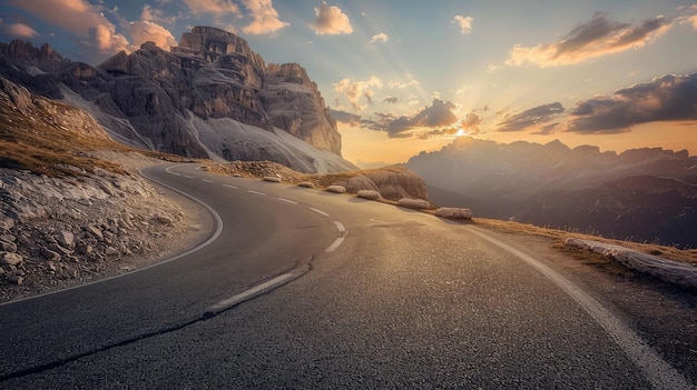 Górska droga przy kolorowym zachodzie słońca latem Dolomity Włochy Piękna zakrzywiona droga skały kamienie niebieskie niebo z chmurami Krajobraz z pustą autostradą przez przełęcz górską wiosną Podróż