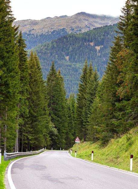 Górska droga - serpentyna w górach Dolomity, Włochy