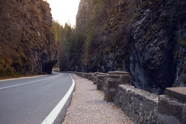 Górska droga w Cheile Bicazului w Karpatach Rumuńskich