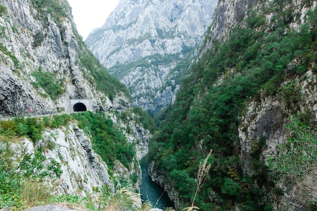 Górska droga w Czarnogórze tunel w górach