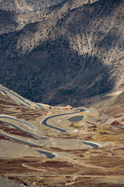 Górska droga w przełęczy Babusar, jednej z najwyższych dróg w Pakistanie
