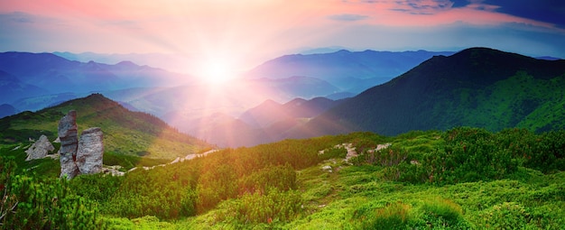 Górska panorama wschodu słońca