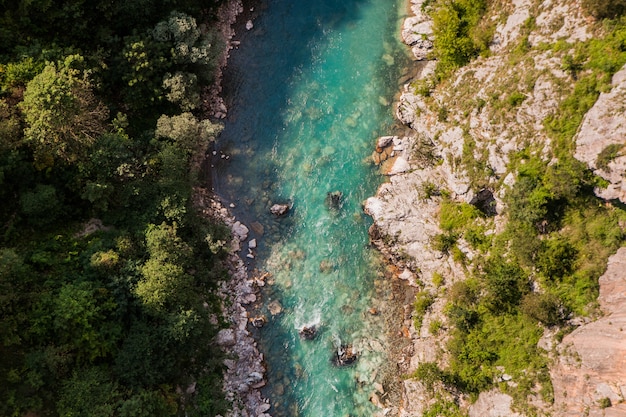 Górska rzeka Tara i malowniczy głęboki kanion. trasa raftingowa, Park Narodowy Durmitor, Czarnogóra.