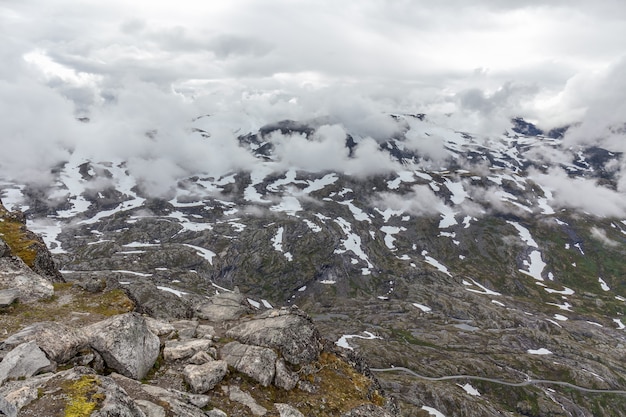 Górska serpentynowa droga otoczona chmurami prowadząca do góry Dalsnibba w Norwegii ..