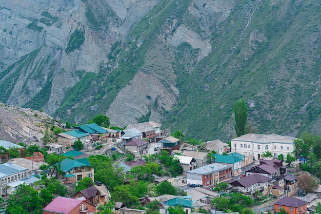 Górska wioska na zboczu góry na tle odległego zbocza góry Gunib w Dagestanie