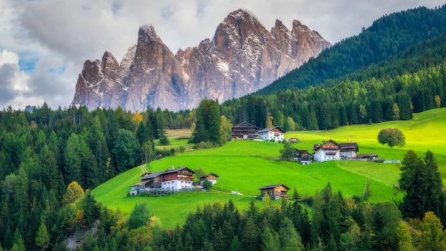 Górska wioska w Villnoss, dolomity, Włochy