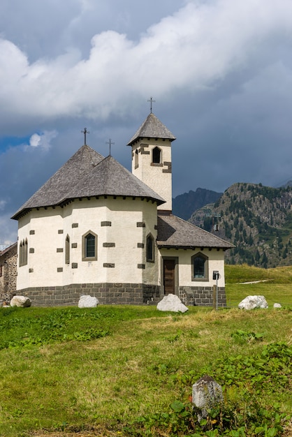 Górski kościół w Passo San Pellegrino