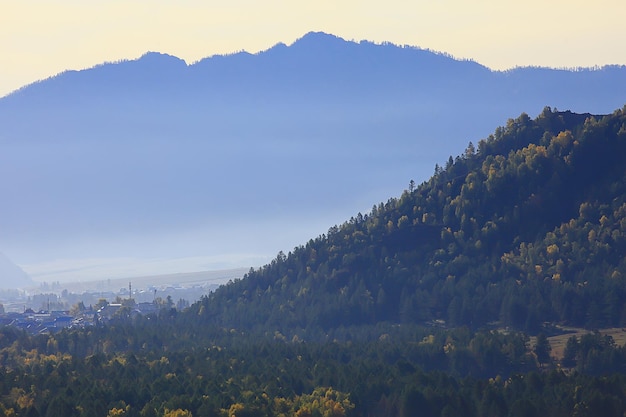 Górski krajobraz Ałtaju, panorama jesiennego krajobrazu w tle, jesienny widok natury