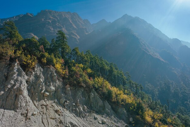 Górski krajobraz Himalaje rzeki i dżungla Nepal górska medytacja