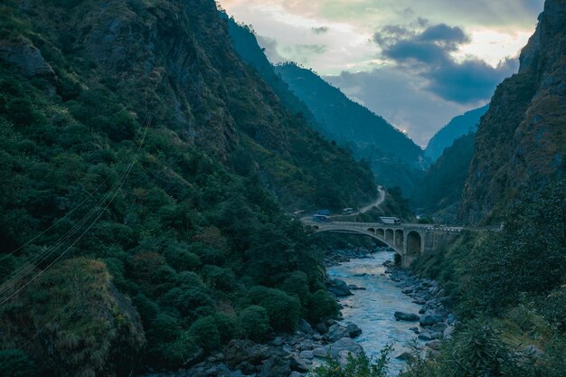 Górski krajobraz Himalaje rzeki i dżungla Nepal górska medytacja